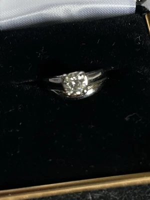 Anillo de compromiso de diamantes de 1/2 quilate anillo de platino redondo VS2 color H Foto 1 de 4