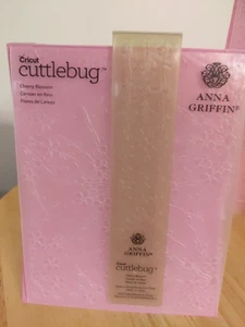 2 Anna Griffin Cricut Prägefolder & Bordüren  - Bild 1 von 5
