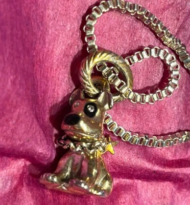 Un adorable cachorro de plata esterlina y oro, parche de cadena en ojos y ojos de cristal Foto 1 de 4