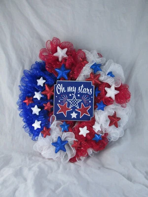 Corona patriótica con volantes de estrellas y rayas Foto 1 de 4