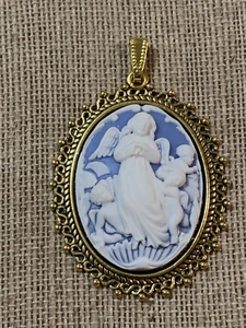 NEW LISTING* LG.  ORNATE GUARDIAN ANGEL CAMEO PENDANT.blue/wht.deco-bead.gld-NEW - Bild 1 von 8