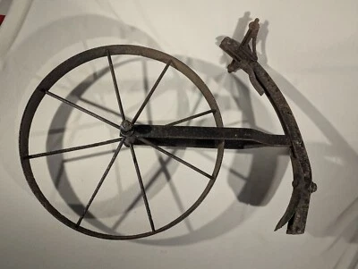 Antiguo arado de rueda de metal de hierro forjado a mano de 16" para cultivador de jardín de una sola rueda Foto 1 de 4