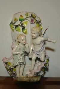 Vase d'applique murale bouquetière biscuit porcelaine sculture statue ange putti