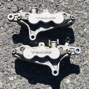 Par de pinzas de freno delanteras Kawasaki ZX9R ZX6R ZRX1100 TOKICO 6 potes 90 mm - Imagen 1 de 7