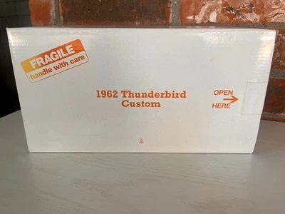 Danbury Como Nuevo - Diecast 1:24 - Ford Thunderbird 1962 Personalizado - Caja Original Foto 1 de 4