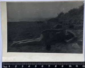 Bonita linda mujer en traje de baño durmiendo encantadora atractiva niña foto antigua #4438 - Imagen 1 de 3
