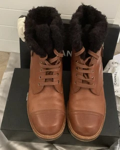 CHANEL braune Leder Stiefeletten EU 38 UK 5 US 8 mit Details. - Bild 1 von 7