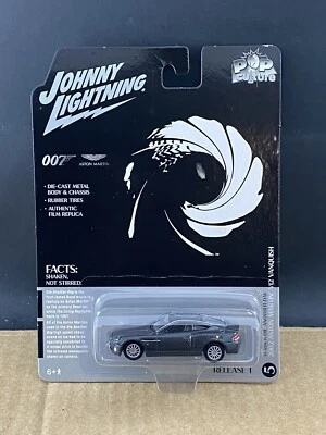 Johnny Lightning James Bond 007, 2002 Austin Martin V12 VanquiSH, 1:64, Foto 1 de 4