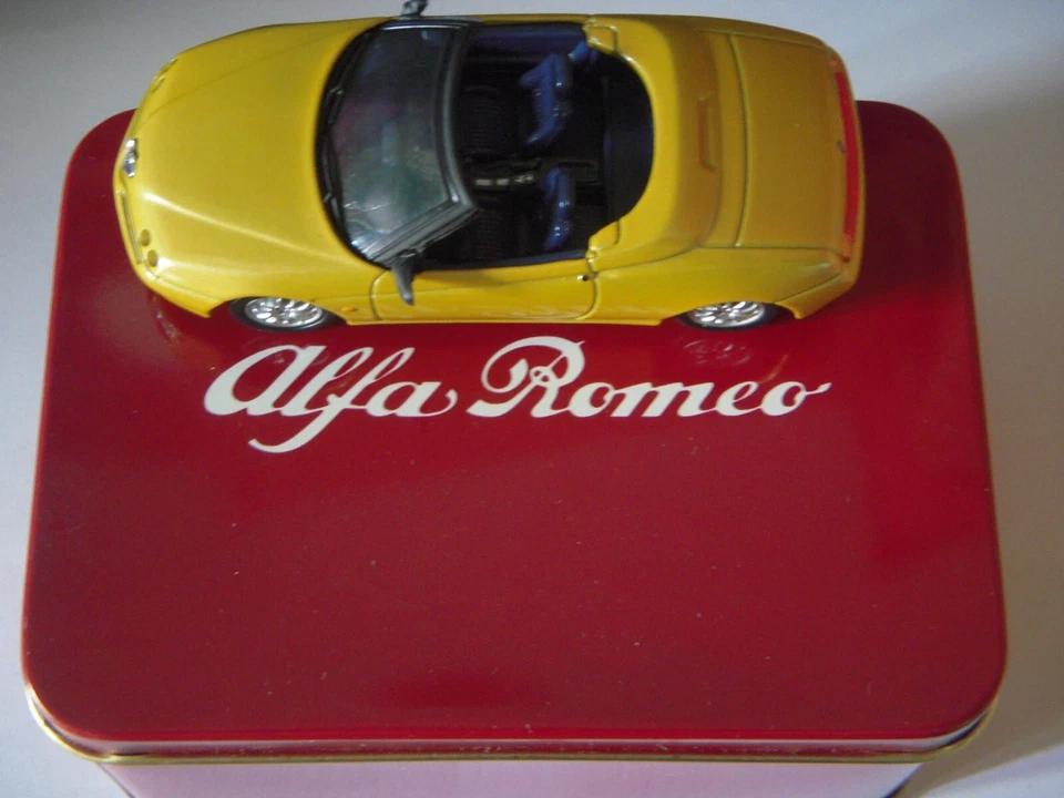 Alfa Romeo Spider 1995 Gialla Solido  1/43 Tin Box Gift Set - Immagine 1 di 1