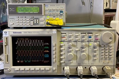 Osciloscopio Tektronix TDS784A 1 GHz 4GS/s 13 1F 1M 2F Foto 1 de 4