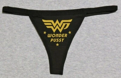 Tanga Mujer Maravilla Parodia Divertida Sexy Brilla en la Oscuridad Halloween Puta Novedad Juegos con disfraces Foto 1 de 4