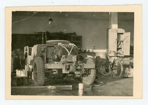 PHOTO amateur SNAPSHOT, garage hangar camion ancien moteur jeep voiture - Picture 1 of 2