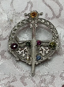 Celtic Sword Shield Kilt Pin Sol d'or Multicolor Stones Tara Penannular - Picture 1 of 5