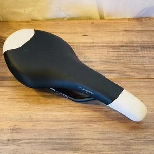 Fizik Tundra 2 Saddle Manganese Rails Black & White - Picture 1 of 9