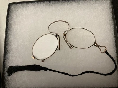 ANTIGUAS GAFAS PINCE NEZ VIENEN EN UNA PANTALLA DE CRISTAL Foto 1 de 3