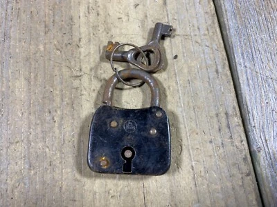 VINTAGE ANTIQUE LOCK KEY BIKE BICYCLE CHAIN LOCK OLD LOCK WITH KEYS - Image 1 of 4