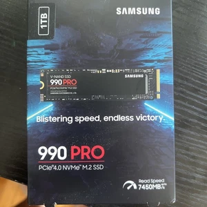 Samsung - 990 PRO 1TB Internal SSD PCle Gen 4x4 NVMe New Sealed MZ-V9P1T0B/AM - Afbeelding 1 van 2