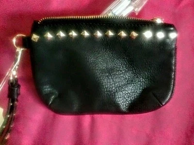 Bolso de Mano de Muñeca Negro con Borde Tachonado Dorado y Correa Pequeño Foto 1 de 2