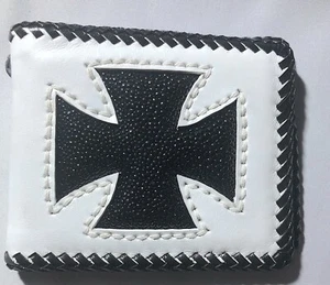 Cartera corta de piel de vaca blanca plegable con cruz de raya - Imagen 1 de 5