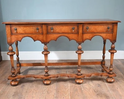 Mesas para servidor Jacobean Revival cômoda nogueira fazenda - Imagem 1 de 4