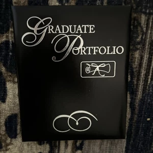 Portafolio de fotos de graduados triple negro con escritura plateada - Imagen 1 de 2
