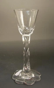 Kelchglas / Schnapsglas, 18. Jh. Glas m. Abriss. Blütenförmig geschliffener Fuss - Picture 1 of 4