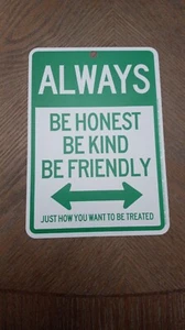 "EHRLICH, FREUNDLICH UND FREUNDLICH" toll aussehendes Plastikschild!  6 3/8 x 9,0 - Bild 1 von 1