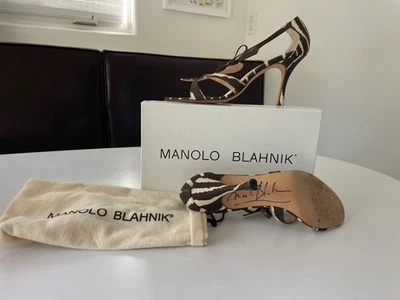 Sandalias de tacón con estampado de cebra firmadas por Manolo Blahnik ORP $515 Foto 1 de 4