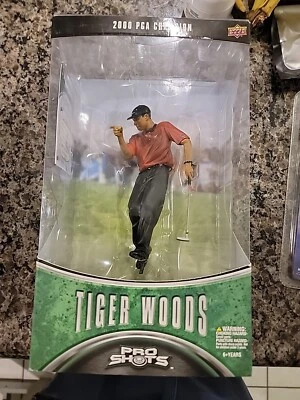 Figura con tarjeta Tiger Woods 2000 PGA Champion (camisa roja) Upper Deck Pro Shots Foto 1 de 4