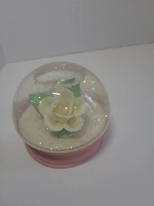 Hermoso globo de nieve con flor amarilla The Summit Corp. 1988 con base de madera rosa - Imagen 1 de 7