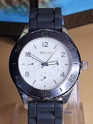 Кварцевые часы RELIC из нержавеющей стали с указанием дня и даты от Fossil ZR15637 с серым ремешком-реликвией - Изображение 1 из 4