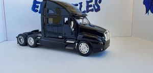 Camión semi tractor Kenworth T-2000 fundido a presión 1:32 nuevo Jada negro - Imagen 1 de 10
