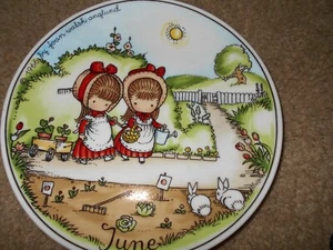 Plato Mes Decorativo Joan Walsh Anglund Junio 1966 2 Niñas Conejitos Jardín - Imagen 1 de 3