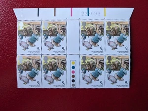 GB Stamps Peter Rabbit Year of the Child Traffic Light Gutter Block of 8 Stamps - Picture 1 of 2