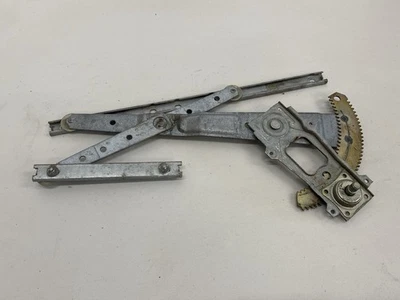 Camión Nissan Datsun 720 1983-1986 OEM RH pasajero manual regulador de ventana Foto 1 de 4