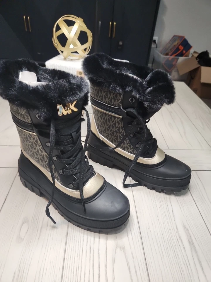 Nuevas Botas Michael Kors Negras Ozzie Logo Metálico Borde de Piel Talla 10 Foto 1 de 4