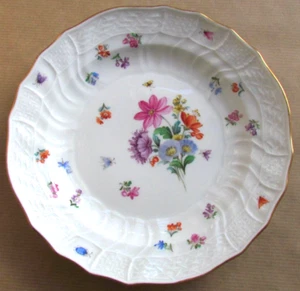 MEISSEN 19th C PORCELAIN 7¾" DRESDEN SPRAYS WRYTHEN/BASKETWEAVE PLATE (11729) - Picture 1 of 3