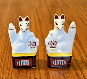 Par de cerámica de arcilla de zorro pintada blanca Fushimi Inari santuario sintoísta Kamidana Inari - Imagen 1 de 5