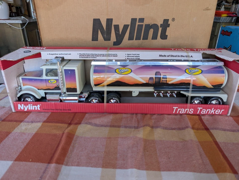 BNIB NYLINT Bandag Trans Tanker Truck Freightliner Authorized Conventional Cab  - Image 1 of 4