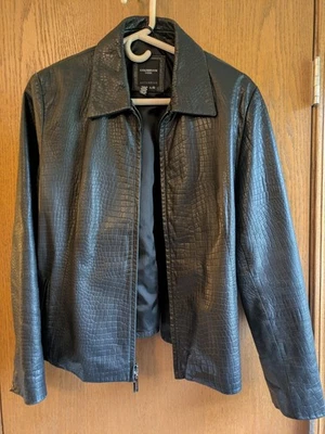 Chaqueta para mujer Colebrook & Co de cuero negro con cremallera en relieve de cocodrilo - talla grande Foto 1 de 4