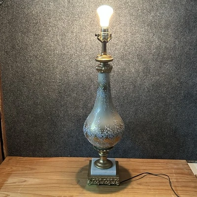 "Lámpara de mesa vintage con base de mármol floral de encaje dorado Hollywood Regency | ~28"" de alto" Foto 1 de 4