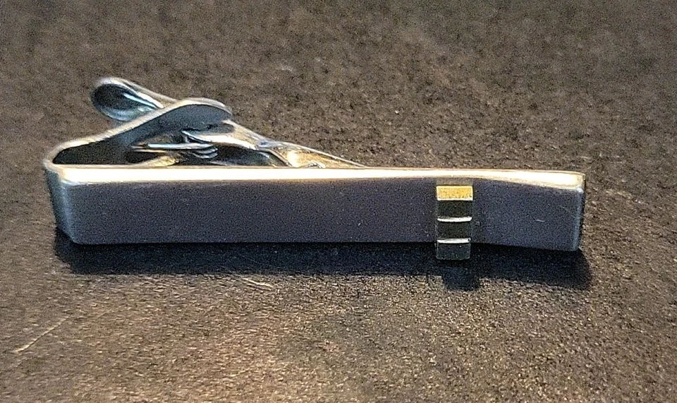 Clip de corbata vintage Swank tono plata con acento dorado clásico mediados de siglo Foto 1 de 4