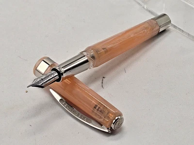 Pluma Estilográfica Visconti Opera Demo Carrusel Rosa Acero Inoxidable Plumín Medio Foto 1 de 4