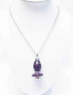 Collar colgante ovalado/donut de cuentas de vidrio púrpura oscuro enchapado en plata Foto 1 de 4