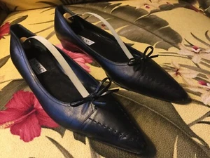 Isaac Mizrahi Italy Women Shoes Sz 8 M Black classic bow flats  - Picture 1 of 6