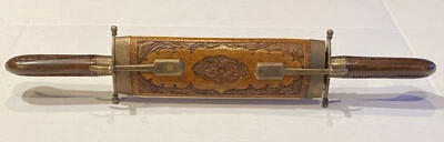 Juego de cuchillos y tenedores de talla vintage con funda de latón y madera tallada a mano hecha en India Foto 1 de 4
