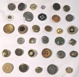 Lotto bottoni vintage metallo tono oro tono argento peltro cellulosa uno BGE 32 pezzi - Foto 1 di 23
