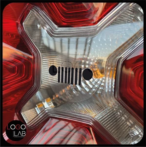 KIT 2 ADESIVI logo griglia JEEP per fari posteriori RENEGADE  - Foto 1 di 4