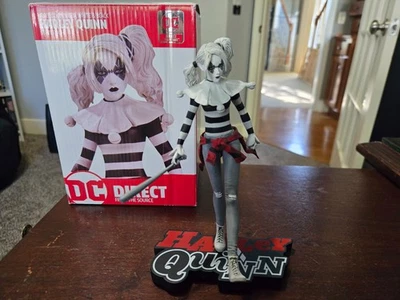 Estátua DC Direct Steve Pugh Harley Quin vermelha branca e preta 0867/5000 - Imagem 1 de 3