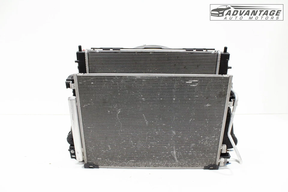 2016-2019 CADILLAC CTS RADIADOR E CONDENSADOR AC com motor de lâmina de ventilador de refrigeração OEM - Imagem 1 de 4